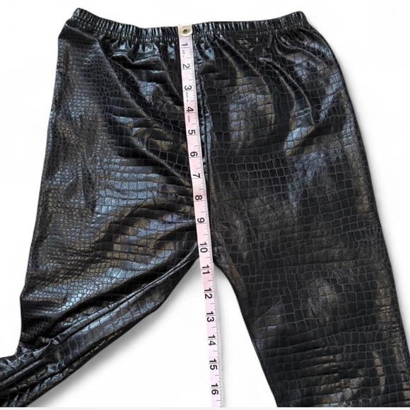 Faux Leather Textured Croc Leggings - Picture 13 of 15